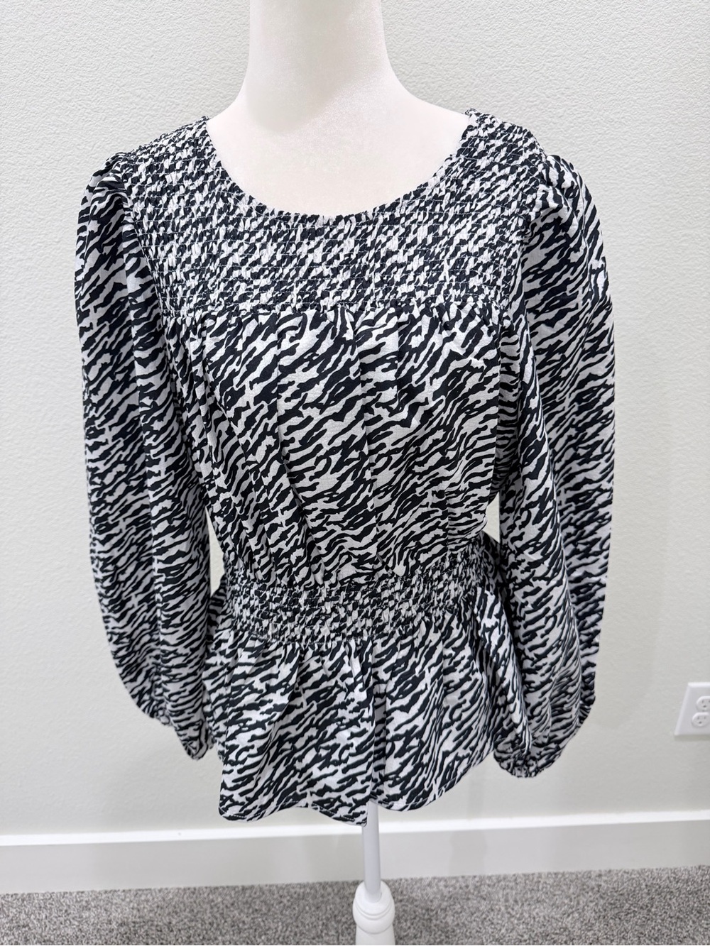 ODDY Black and White Smocked Peplum Long Sleeve Top